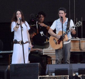 Alejandro Sanz cantando junto a Malú