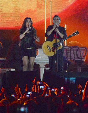 Alejandro Sanz cantando con Malú en el concierto único de Sevilla