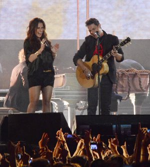 Alejandro Sanz cantando con Malú en el concierto único de Sevilla