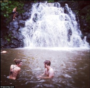 Lindsay y Snowden juntos en una cascada FOTOS: BLOG DE LINDSAY MILLS