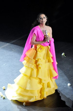 Lució un vestido amarillo desafiando a la mala suerte FOTOS: EUROPA PRESS