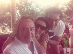 Raquel Sánchez Silva, acompañada por sus amigos en Formentera