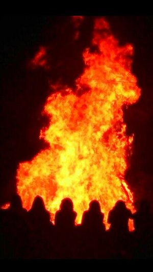 Raquel Sánchez Silva también ha pasado una velada de lo más entrañable con sus amigos en las hogueras de la noche de San Juan