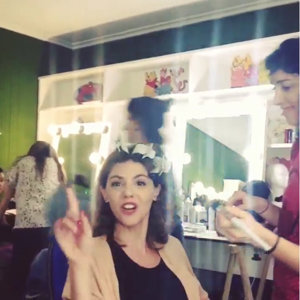 Manuela Velasco con rulos en la cabeza en la sala de maquillaje