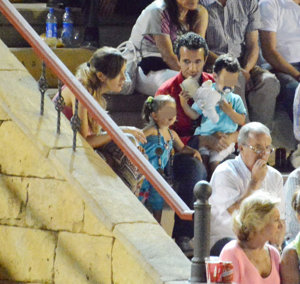 Víctor Puerto con su mujer y sus dos hijos