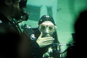 Raquel Sánchez Silva bucenado entre tiburones