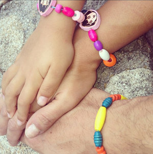 INSTAGRAM DAVID BUSTAMANTE: El cantante ha compartido con sus seguidores una bonita instantánea de su familia con pulseras hechas por la pequeña Daniela