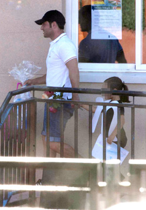 EP: David lleva a su hija al colegio el día de la función de Fin de Curso