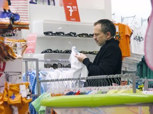 No duda en encargarse el  mismo de las labores de padre FOTOS: EUROPA PRESS