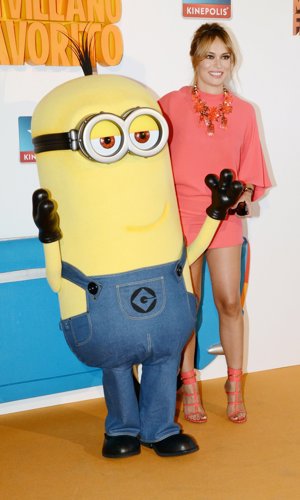 Patricia Conde con un 'minion' uno de los ayudantes de Gru
