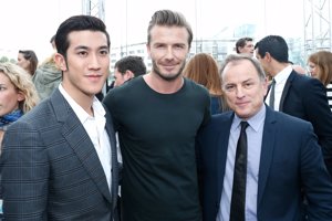 De izquierda a derecha: Aarif Lee, David Beckham, Michael Burke