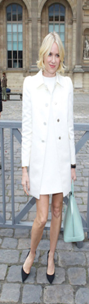 Naomi Watts lució un conjunto en blanco roto de Louis Vuitton con sandalias en raso negras y un bolso Alma en Epi color celeste.