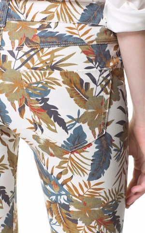 FOTO ZARA: pantalón print florar a 19,95 €.