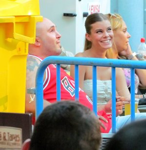 Kiko Rivera y su novia Traina Ramos charlaron animadamente antes de la actuación FOTOS: EUROPA PRESS