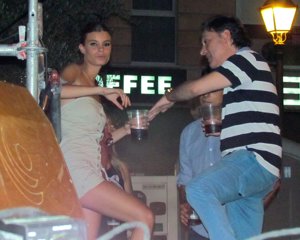 Triana Ramos bailó animadamente con los amigos de su novio FOTOS: EUROPA PRESS