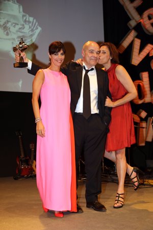 Antonio Resines recibe el premio de la mano de Maribel Verdú y María Barranco