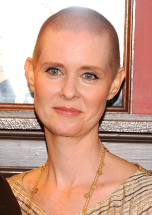 Cynthia Nixon, sufrió un cáncer de mama, aunque lo ha superado, la quimioterapia nos dejo esta impactante instantánea