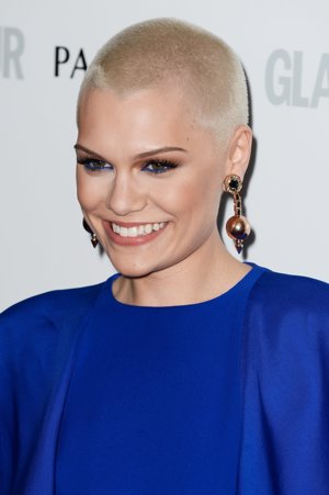 Jessie J se cortó su cabellera morena para una buena causa