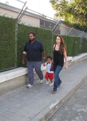 El Dj Carlos Jean acompaña a su pequeño hijo