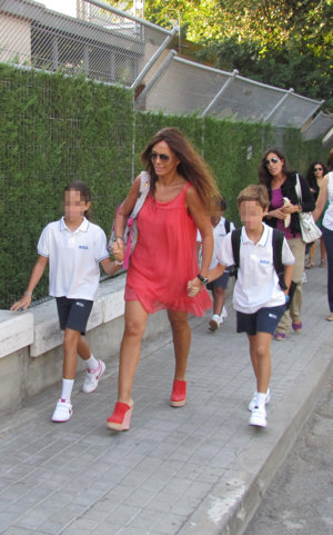 Lydia Bosch de la mano de sus dos hijos, Ana y Juan