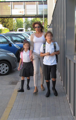 Nuria González acompañando a sus hijos Iván y Alma