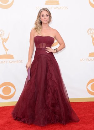 Kaley Cuoco, una de las protagonistas femeninas de The Big Bang Theory, se decantó por el granate.