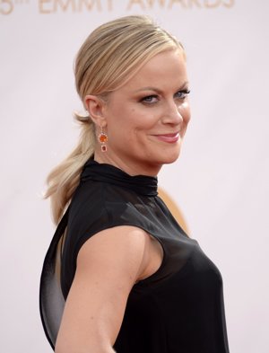 Amy Phoeler recogió su melena en una coleta baja con marcada raya lateral