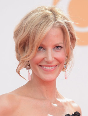 Anna Gunn, aparte de ser una de las más elegantes combinó su diseño bicolor con un recogido bajo y mechones sueltos por delante