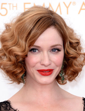 Christina Hendricks optó por un corte bob con ondas al agua.