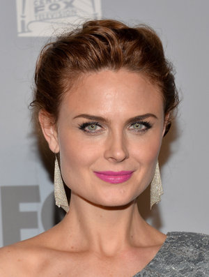 Los tupés tampoco faltaron pero hicieron su aparición de forma discreta en la actriz Emily Deschanel.