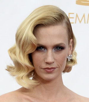 January Jones opto por un corte bob con ondas al agua.
