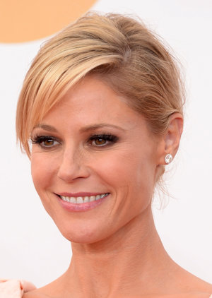 Julie Bowen recogió su pelo en un moño bajo con raya lateral.