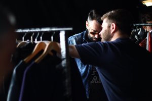 Juanjo Oliva con Jeff, que hace unos zapatos divinos, durante el fitting