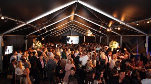 La espectacular carpa negra que destacaba entre los blancos barcos de Portals