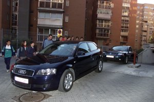 Letizia saliendo de su domicilio cogiendo en su Audi A3