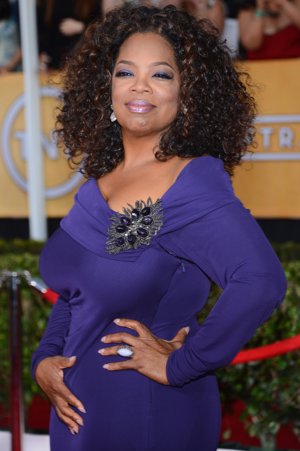 Oprah Winfrey en azul del mismo tono que el vestido