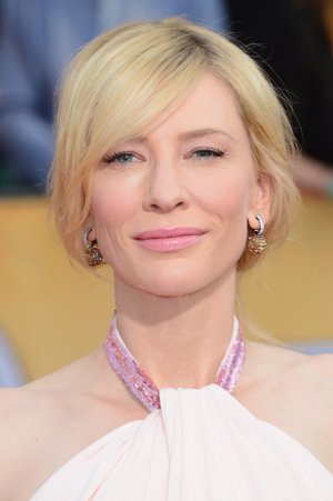 En la discreción está el gusto y si no que se lo digan a Cate Blanchett quien a parte de estar llevándose todos los galardones, triunfó por su belleza con un maquillaje suave en tonos rosado
