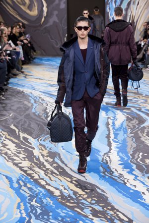 Vuitton ve al hombre viajero