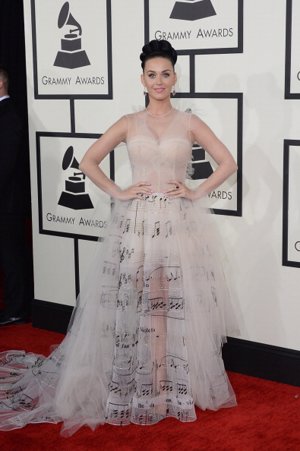 La cantante Katy Perry se decantó por un vestido muy original con notas musicales en la falda. Un diseño de la colección de Valentino Couture.