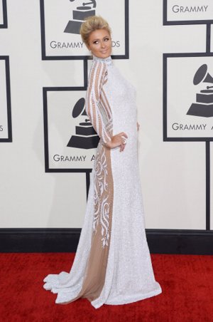 Paris Hilton eligió un vestido blanco con transparencias nude de Haus of Milani en la alfombra roja de los Grammy