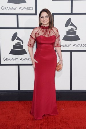 La cantante Gloria Estefan eligió para la gala un llamativo vestido rojo, con encaje en la parte superior. Era un diseño de Gustavo Cadile