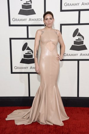 Skyler Grey también eligió a Michael Costello como diseñador para la noche de los Grammy. Posó espectacular con un vestido en crudo, totalmente ajustado y muy provocativo.