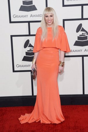 El color naranja fue el elegido por Natasha Bedingfield. El diseño que era obra de Christian Siriano llevaba una capa que le cubría los hombros