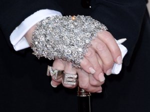 El detalle de brillantes que lucía Madonna fue uno de los complementos perfectos para su traje en negro impoluto