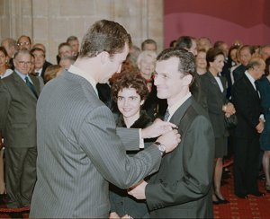 Don Felipe otorgando el Premio Príncipe de Asturias a Pedro Duque, astronauta español