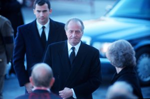 Don Felipe acompañando a su padre, el Rey Don Juan Carlos en el funeral de Doña María de las Mercedes