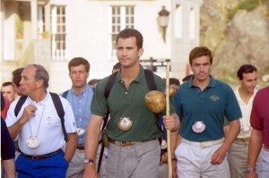 Don Felipe realizando el camino de Santiago junto a unos amigos