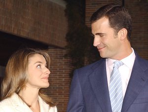 Don Felipe presenta a su prometida, Letizia Ortíz Rocasolano en noviembre de 2003