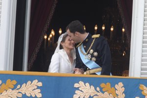 Boda Real. Don Felipe y Doña Letizia muestran su complicidad en el balcón del palacio de Oriente