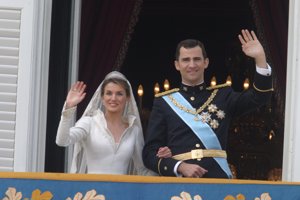 Boda Real. Don Felipe y Doña Letizia saludan desde el balcón del palacio de Oriente